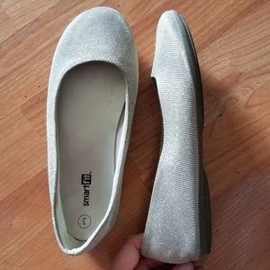 🤩Flats / shoes / light silver & gold ✌Like New